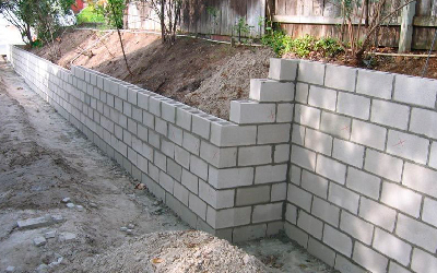 Construção muro de arrimo